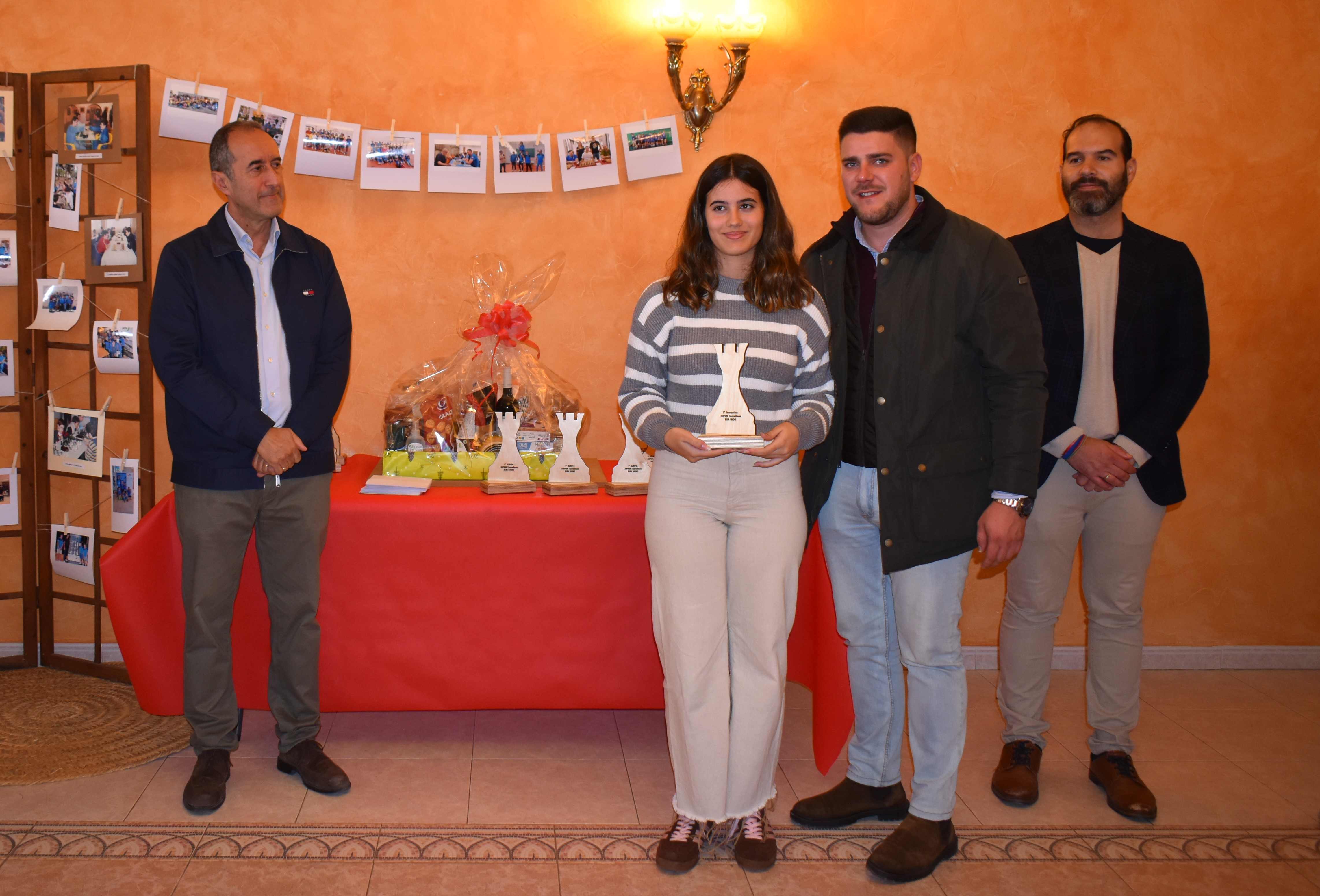 Daniela Barrios recogiendo su trofeo Open Ajedrez Tomelloso